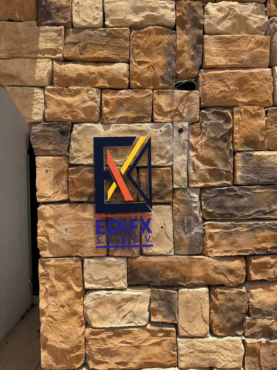 Logotipo de EDIFX instalado en la sede
