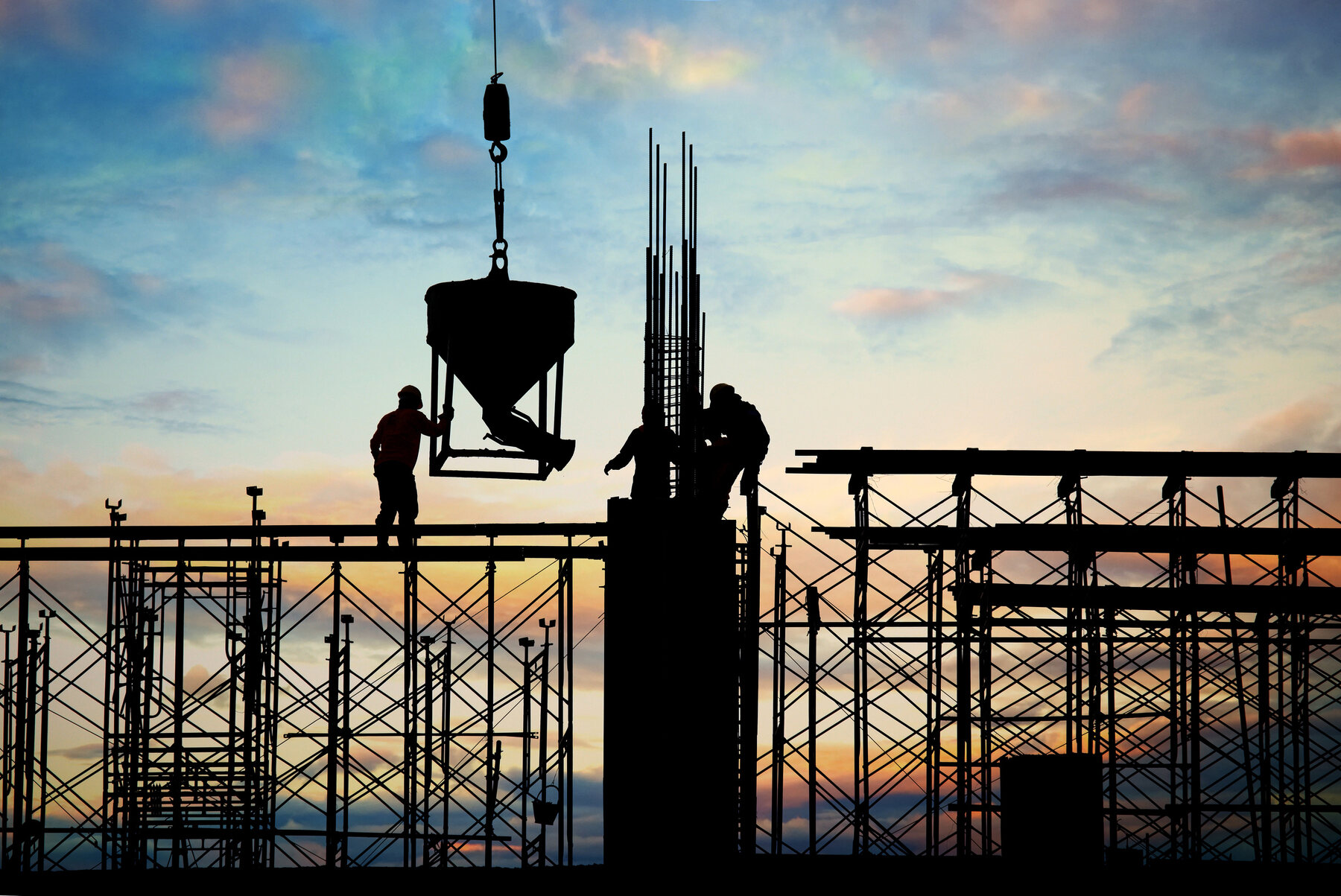 Estructura en construcción al atardecer