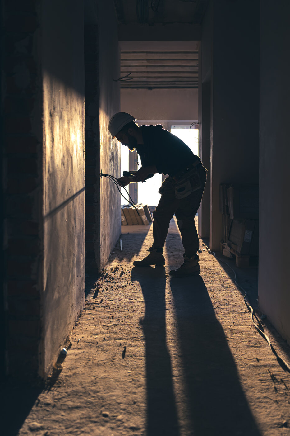 Trabajador realizando labores de construcción en interior